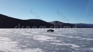 空中观景车在冬季景观和<strong>高速</strong>驾<strong>驶过</strong>冻结的湖泊。